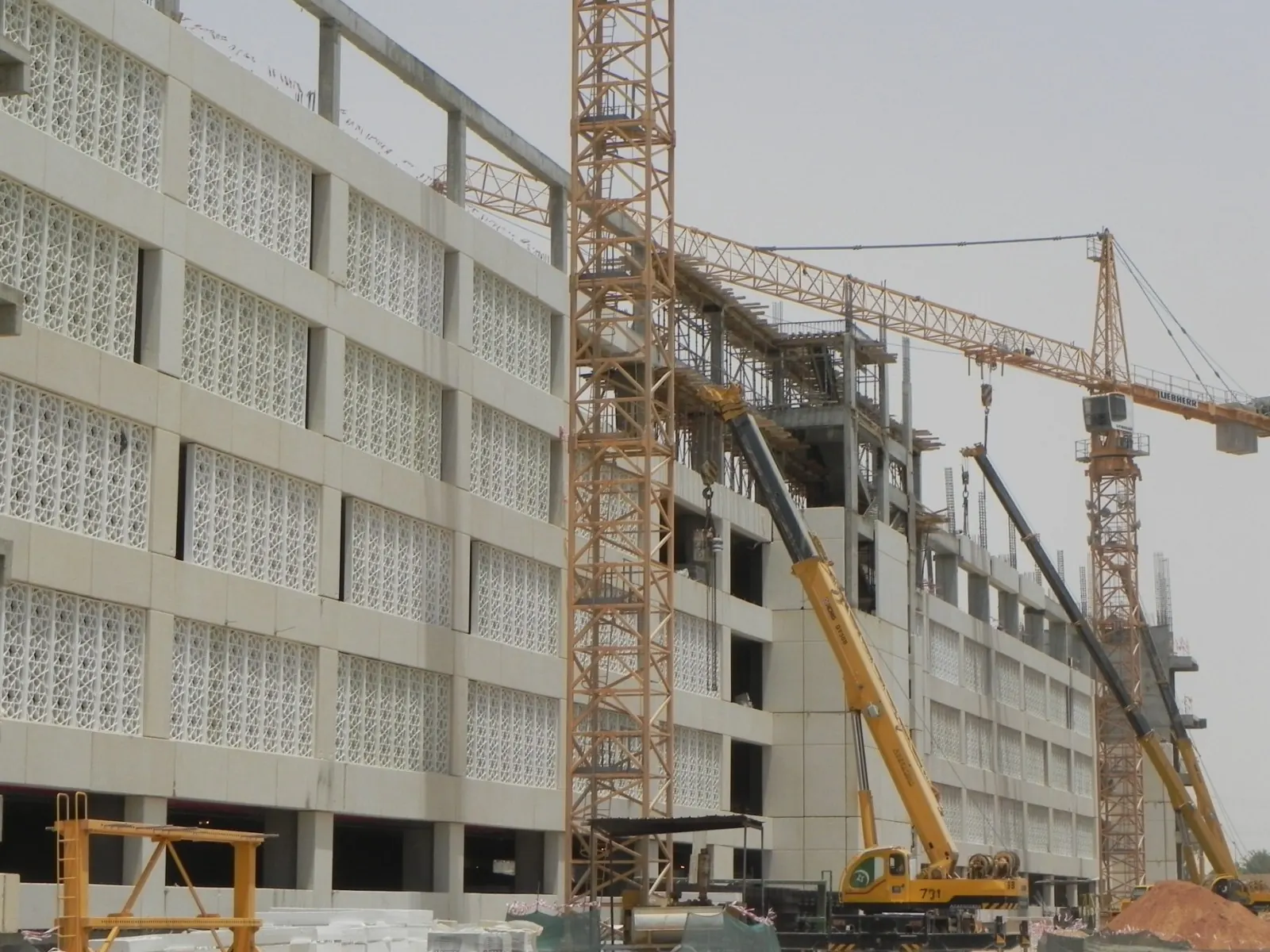مبنى قيد الإنشاء مع رافعات في موقع مشروع بالسعودية