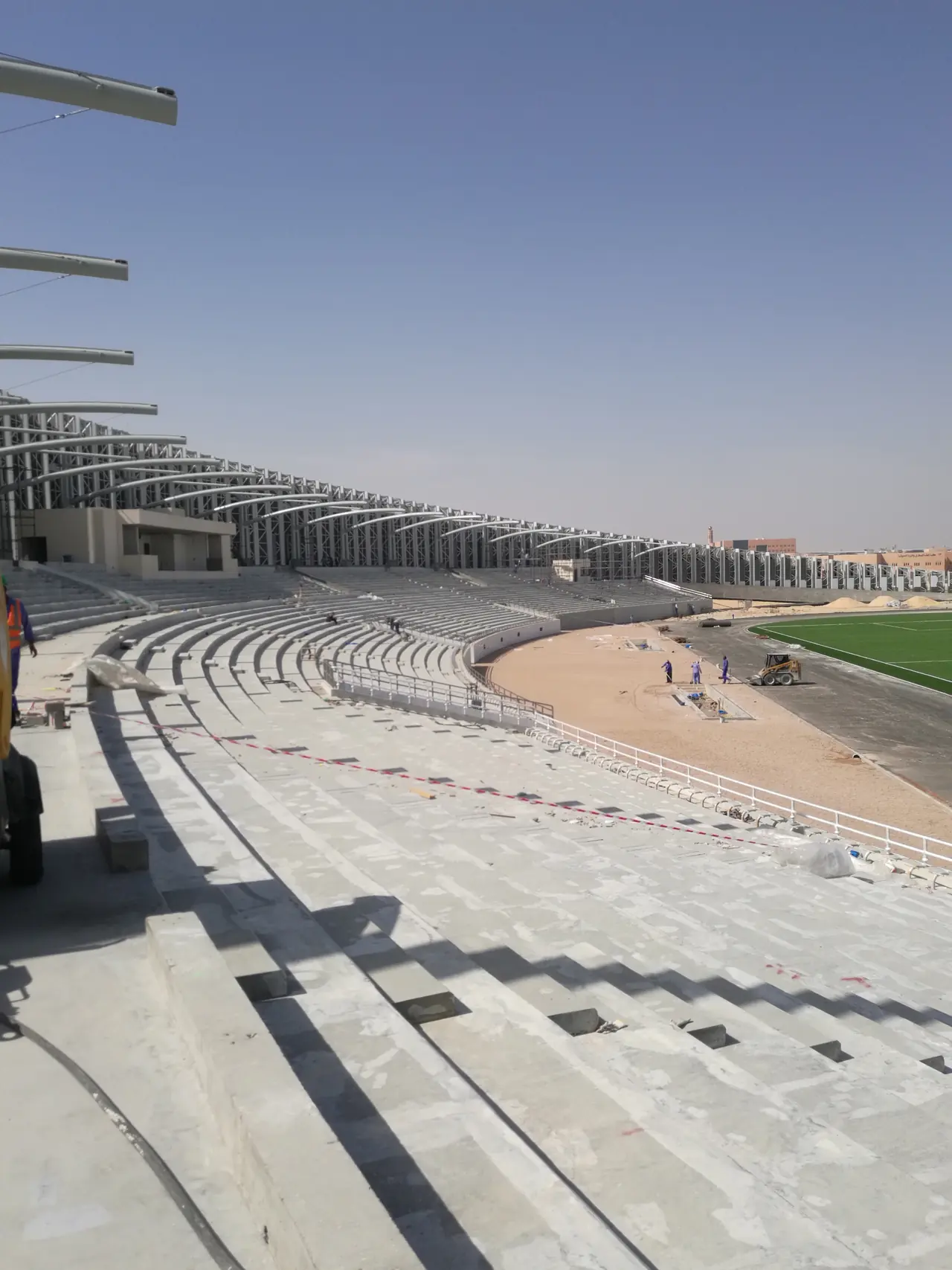 مدرجات استاد جامعة الملك فيصل بالأحساء المطلية بطبقة البولي يوريثان مع الملعب